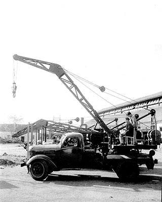 1963年，澳门金砂平台成功研发中国首台5吨汽车起重机